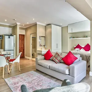 https://fairmile-on-main.hotels-capetown.com
