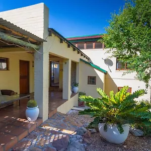 https://shutters-on-hilltop.hotels-capetown.com
